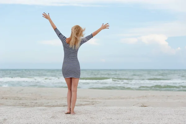 Bella Ragazza Bionda Sexy Abito Righe Posa Sulla Spiaggia — Foto Stock