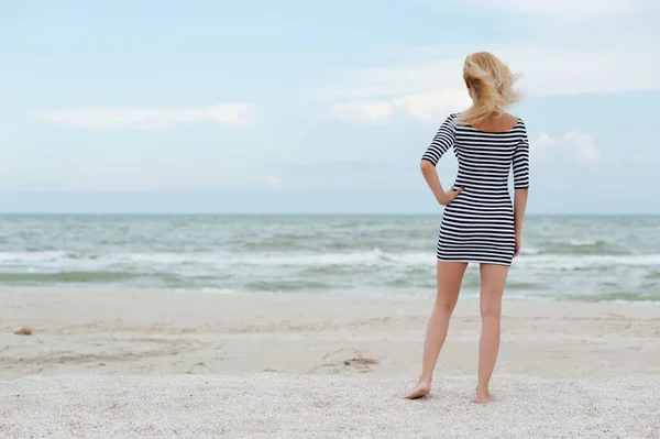 Hermosa Chica Rubia Sexy Vestido Rayas Posando Playa —  Fotos de Stock