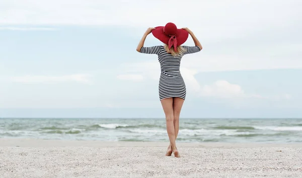 Piękne Sexy Blondynka Dziewczyna Paski Sukienka Czerwony Kapelusz Pozowanie Plaży — Zdjęcie stockowe