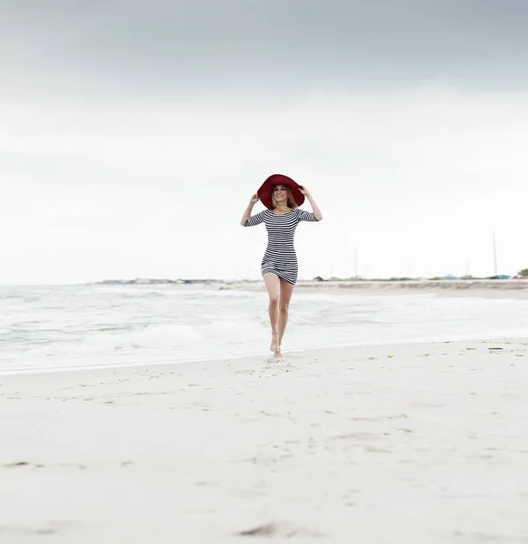 Bella Ragazza Bionda Sexy Abito Righe Cappello Rosso Corre Lungo — Foto Stock