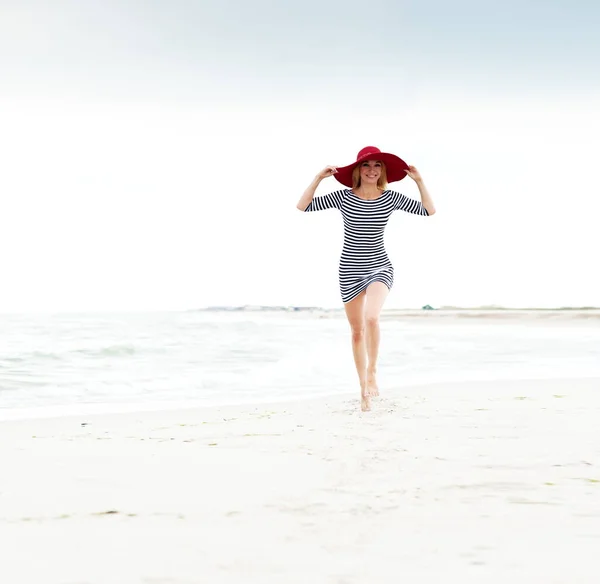 Bella Ragazza Bionda Sexy Abito Righe Cappello Rosso Corre Lungo — Foto Stock