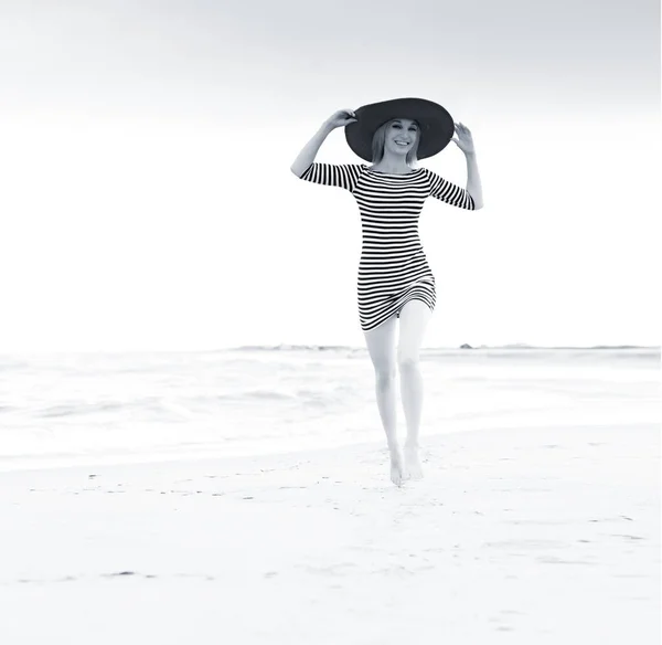 Beautiful Sexy Blonde Girl Striped Dress Red Hat Runs Beach — Stock Photo, Image