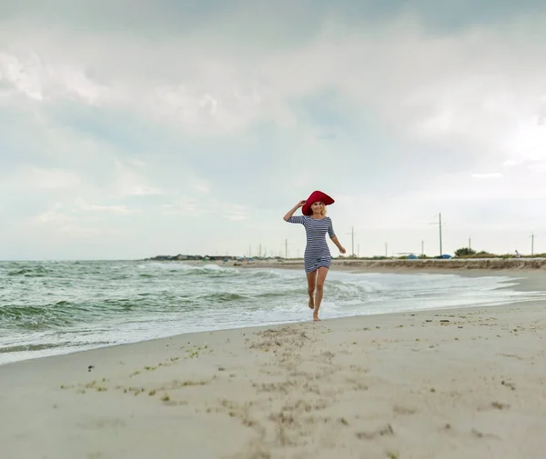 Beautiful Sexy Blonde Girl Striped Dress Red Hat Runs Beach — Stock Photo, Image