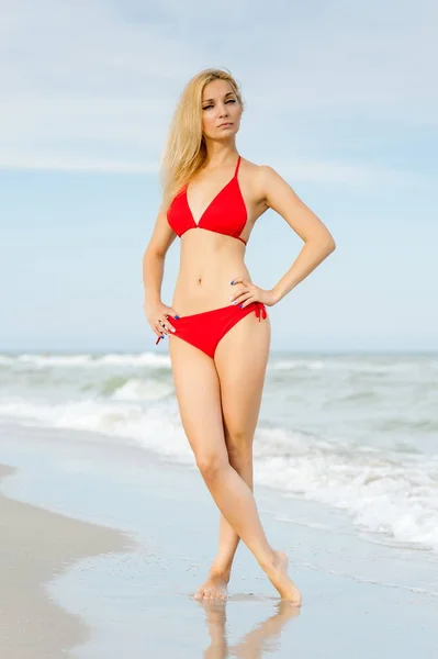 Menina Loira Sexy Bonita Roupa Banho Vermelha Posando Praia Areia — Fotografia de Stock