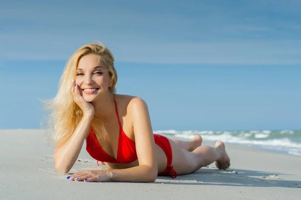 Όμορφη Σέξι Ξανθιά Κοπέλα Κόκκινο Μαγιό Ποζάρουν Αμμώδη Παραλία Κοντά — Φωτογραφία Αρχείου