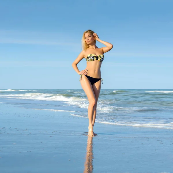 Menina Loira Sexy Bonita Maiô Posando Uma Praia Areia Perto — Fotografia de Stock