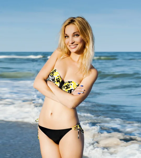 Schöne Sexy Blonde Mädchen Badeanzug Posiert Einem Sandstrand Der Nähe — Stockfoto