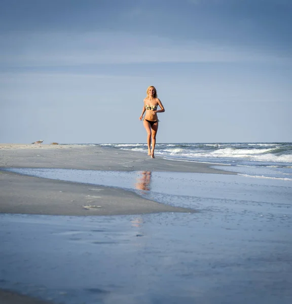 Hermosa Chica Rubia Sexy Traje Baño Corre Surf Una Playa —  Fotos de Stock