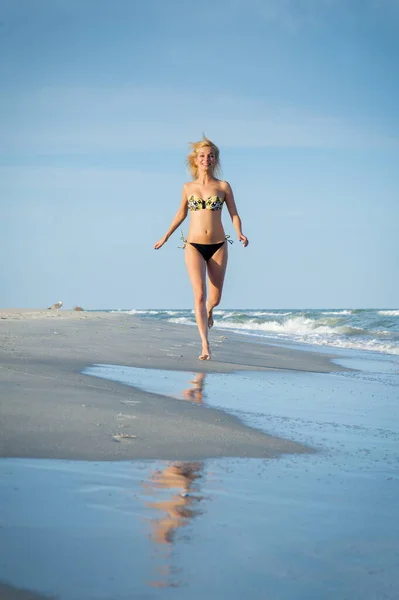 Hermosa Chica Rubia Sexy Traje Baño Corre Surf Una Playa —  Fotos de Stock