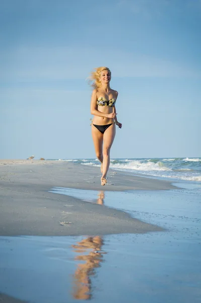 Piękne Sexy Blondynka Dziewczyna Strój Kąpielowy Biegnie Surfingu Piaszczystej Plaży — Zdjęcie stockowe