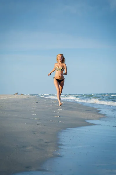 Hermosa Chica Rubia Sexy Traje Baño Corre Surf Una Playa —  Fotos de Stock