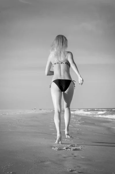 Piękne Sexy Blondynka Dziewczyna Strój Kąpielowy Biegnie Surfingu Piaszczystej Plaży — Zdjęcie stockowe