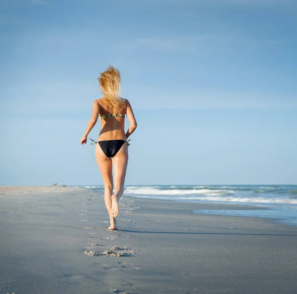 Hermosa Chica Rubia Sexy Traje Baño Corre Surf Una Playa —  Fotos de Stock