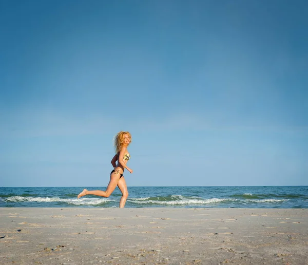 Bella Ragazza Bionda Sexy Costume Bagno Corre Lungo Spiaggia — Foto Stock