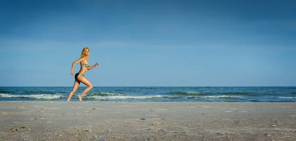 Hermosa Chica Rubia Sexy Traje Baño Corre Largo Playa —  Fotos de Stock