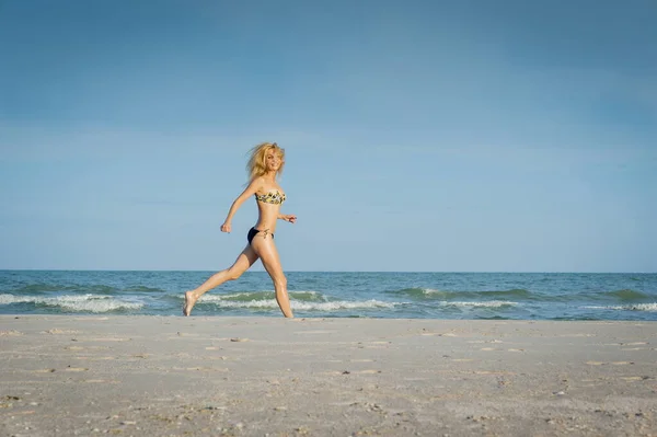 Bella Ragazza Bionda Sexy Costume Bagno Corre Lungo Spiaggia — Foto Stock