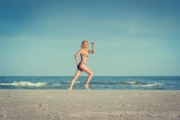 Vacker Sexig Blond Tjej Baddräkt Löper Längs Stranden — Stockfoto