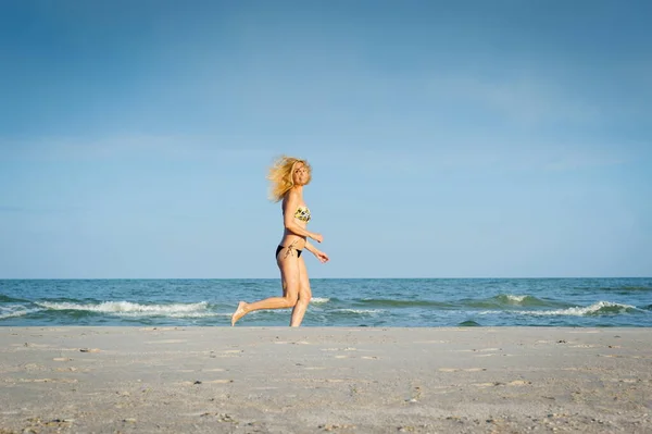 Hermosa Chica Rubia Sexy Traje Baño Corre Largo Playa —  Fotos de Stock