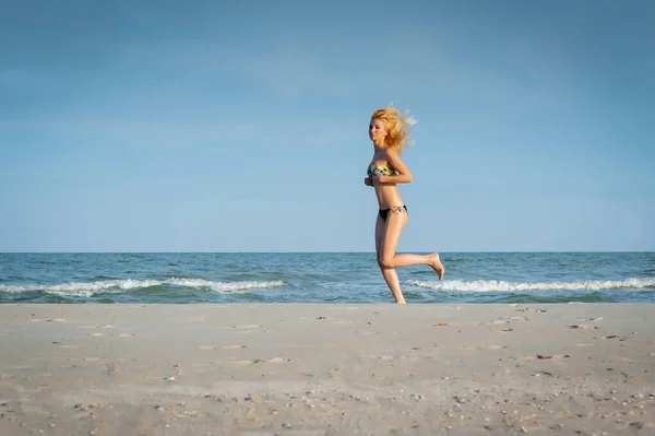 Piękne Sexy Blondynka Dziewczyna Strój Kąpielowy Biegnie Wzdłuż Plaży — Zdjęcie stockowe