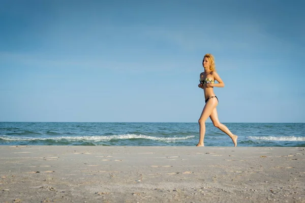 Schöne Sexy Blonde Mädchen Badeanzug Läuft Strand Entlang — Stockfoto