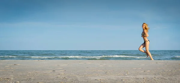Όμορφη Σέξι Ξανθιά Κοπέλα Μαγιό Τρέχει Κατά Μήκος Της Παραλίας — Φωτογραφία Αρχείου