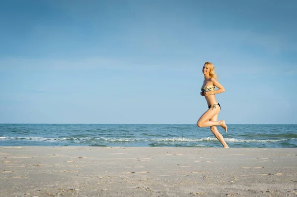 Mayolu Güzel Sarışın Kız Kumsalda Koşuyor — Stok fotoğraf