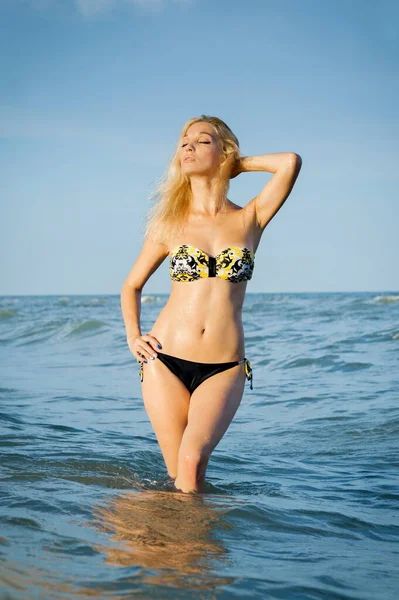Suyun Yakınındaki Kumlu Bir Sahilde Mayo Giymiş Güzel Sarışın Kız — Stok fotoğraf