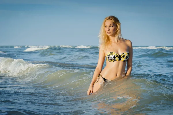 Mooi Sexy Blond Meisje Een Badpak Poseren Een Zand Zee — Stockfoto