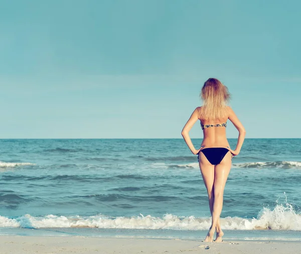 Schöne Sexy Blonde Mädchen Badeanzug Posiert Einem Sandstrand Der Nähe — Stockfoto