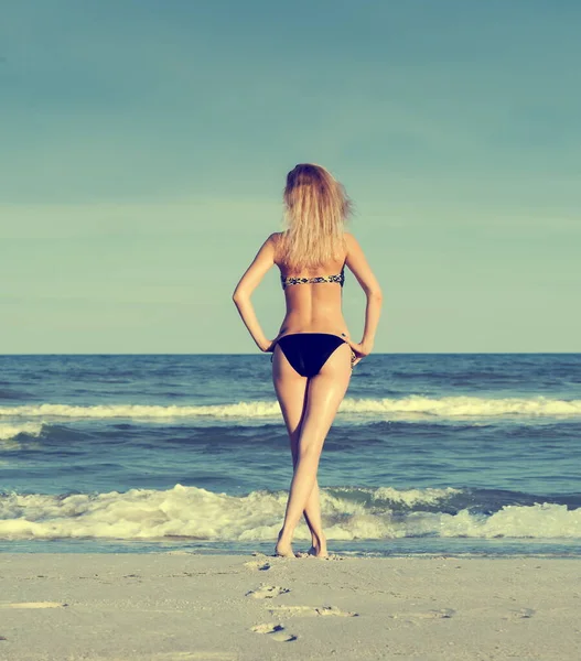 Piękne Sexy Blondynka Dziewczyna Strój Kąpielowy Pozowanie Piaszczystej Plaży Morskiej — Zdjęcie stockowe