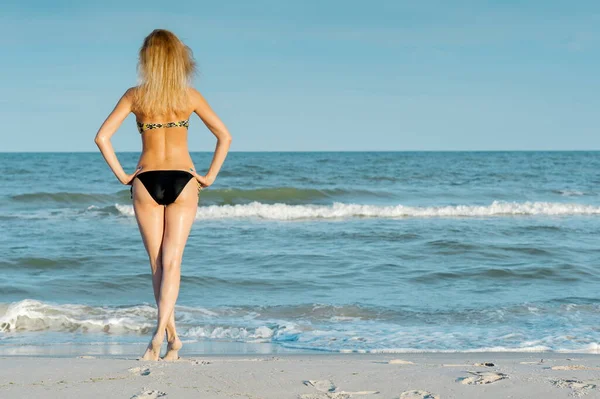 Mooi Sexy Blond Meisje Een Badpak Poseren Een Zand Zee — Stockfoto