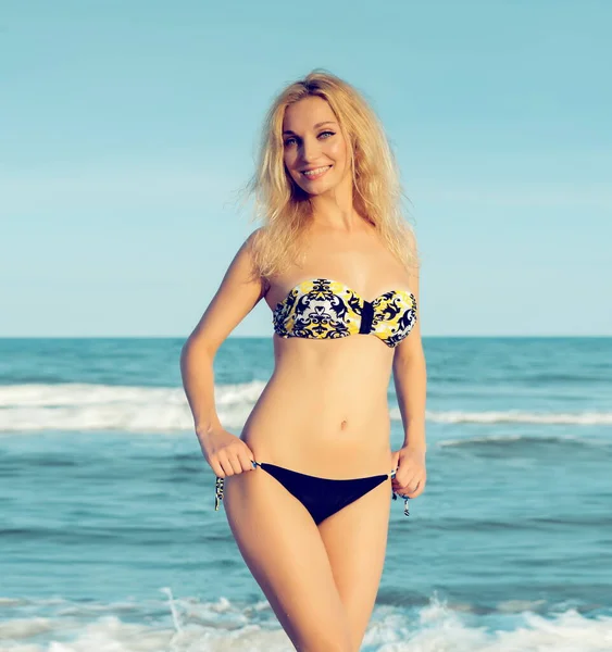 Bella Ragazza Bionda Sexy Costume Bagno Posa Una Spiaggia Sabbiosa — Foto Stock