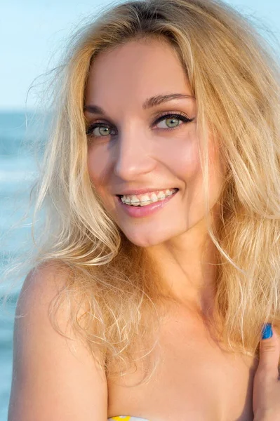 Mooi Sexy Blond Meisje Een Badpak Poseren Een Zand Zee — Stockfoto