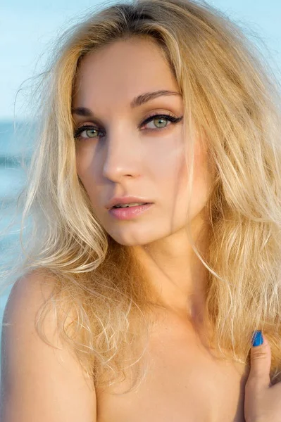 Schöne Sexy Blonde Mädchen Badeanzug Posiert Einem Sandstrand Der Nähe — Stockfoto