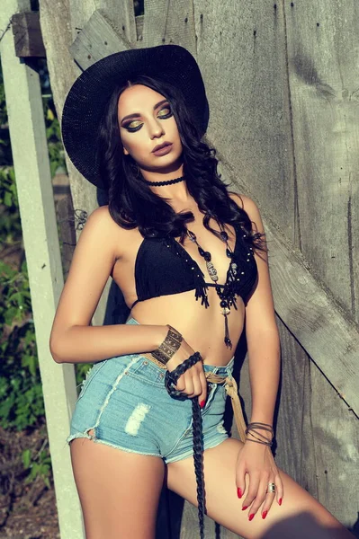Schöne Sexy Brünette Mädchen Cowboy Stil Des Wilden Westens Freien — Stockfoto