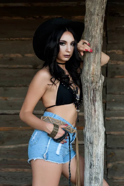 Kovboy Tarzı Giyinmiş Güzel Seksi Esmer Kız Vahşi Batı Tarzı — Stok fotoğraf
