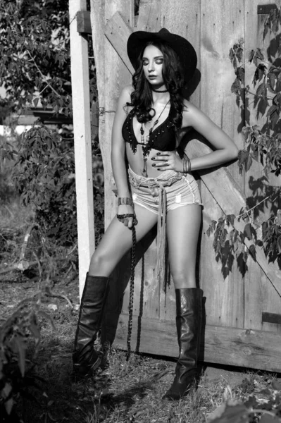 Menina Morena Sexy Bonita Vestida Estilo Cowboy Oeste Selvagem Posando — Fotografia de Stock