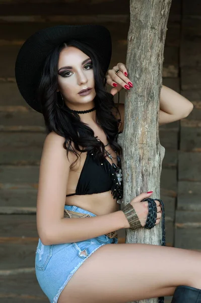 Bella Ragazza Bruna Sexy Vestita Stile Cowboy Del Selvaggio West — Foto Stock