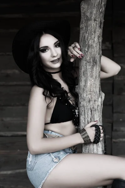 Menina Morena Sexy Bonita Vestida Estilo Cowboy Oeste Selvagem Posando — Fotografia de Stock