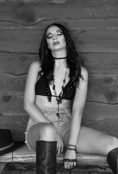 Krásná Sexy Brunetka Dívka Oblečená Kovbojském Stylu Divokého Západu Pózování — Stock fotografie