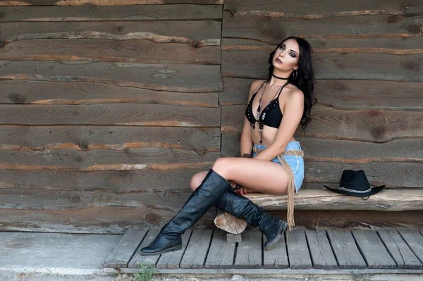 Bella Ragazza Bruna Sexy Vestita Stile Cowboy Del Selvaggio West — Foto Stock