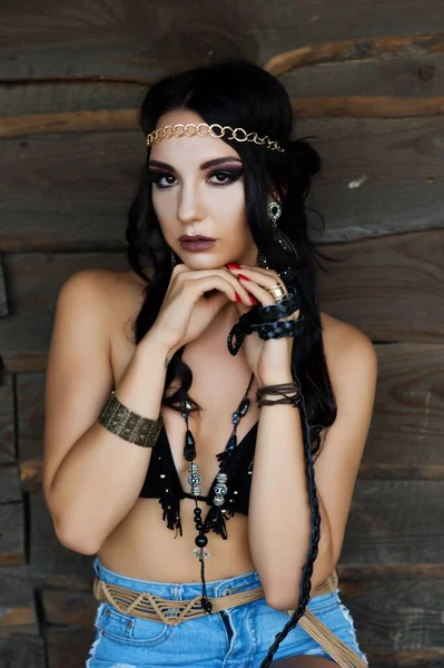 Piękne Sexy Brunetka Dziewczyna Ubrany Kowbojski Styl Dziki Zachód Pozowanie — Zdjęcie stockowe