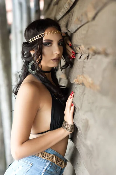 Kovboy Tarzı Giyinmiş Güzel Seksi Esmer Kız Vahşi Batı Tarzı — Stok fotoğraf