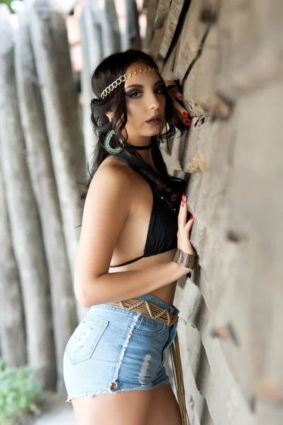 Hermosa Chica Morena Sexy Vestida Estilo Vaquero Salvaje Oeste Posando — Foto de Stock