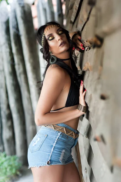 Piękne Sexy Brunetka Dziewczyna Ubrany Kowbojski Styl Dziki Zachód Pozowanie — Zdjęcie stockowe