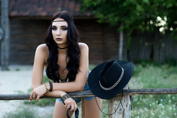 Vacker Sexig Brunett Flicka Klädd Cowboy Stil Vilda Västern Poserar — Stockfoto