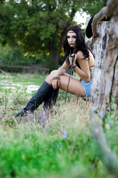 Krásná Sexy Brunetka Dívka Oblečená Kovbojském Stylu Divokého Západu Pózování — Stock fotografie