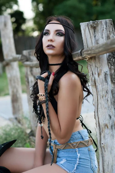 Hermosa Chica Morena Sexy Vestida Estilo Vaquero Salvaje Oeste Posando — Foto de Stock