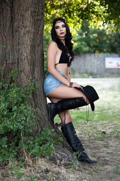 Menina Morena Sexy Bonita Vestida Estilo Cowboy Oeste Selvagem Posando — Fotografia de Stock