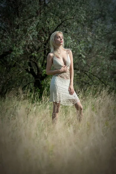 Schöne Sexy Blonde Mädchen Posiert Einem Sonnigen Sommertag Baum — Stockfoto